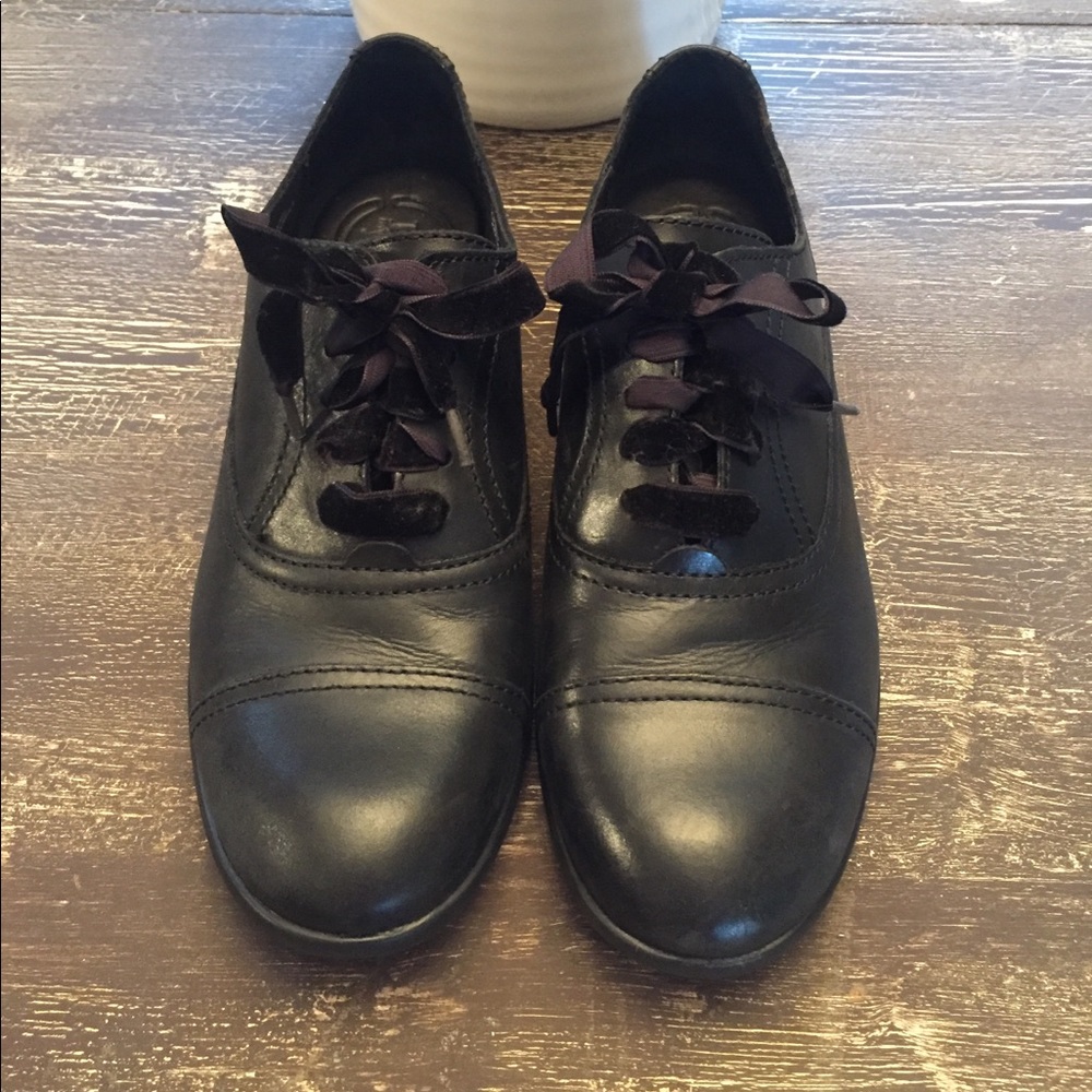 Black leather born lace up loafer